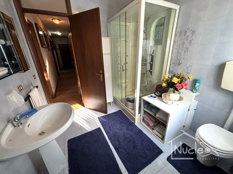 ABANO TERME: Proponiamo in vendita in contesto condominiale di sole 5 unità un appartamento posto...