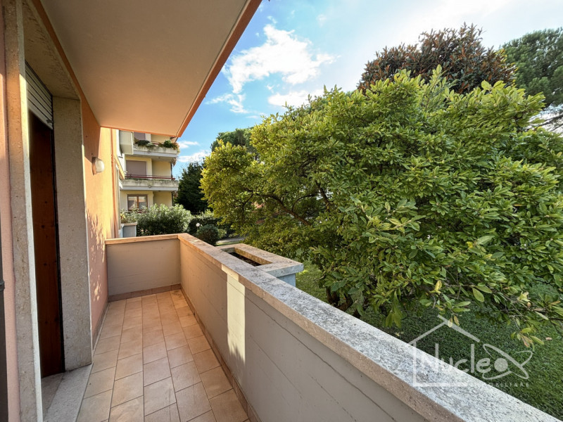 ABANO TERME: Proponiamo in vendita in contesto condominiale di sole 5 unità un appartamento posto...