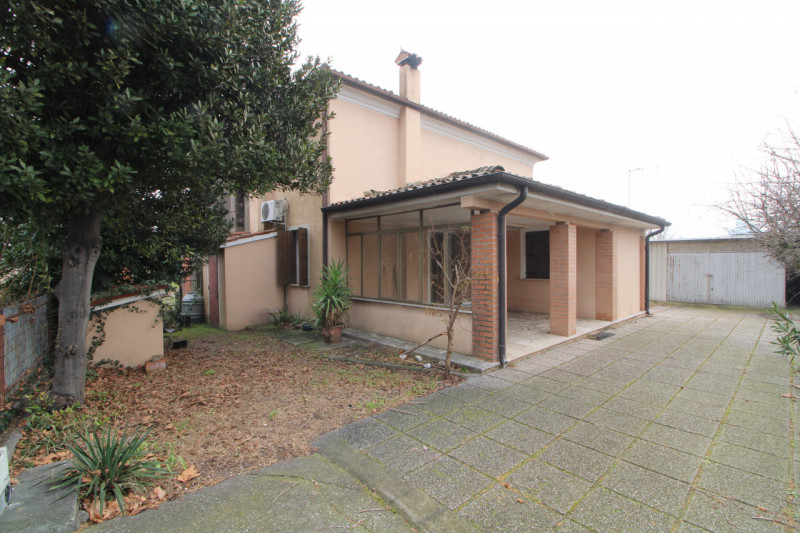 In zona limitrofa al centro, si propone porzione di bifamiliare con giardino esclusivo.
L'abitazi...