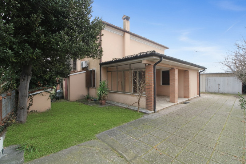 MONSELICE: presso il quartiere del Carmine, si propone porzione di bifamiliare con giardino esclu...