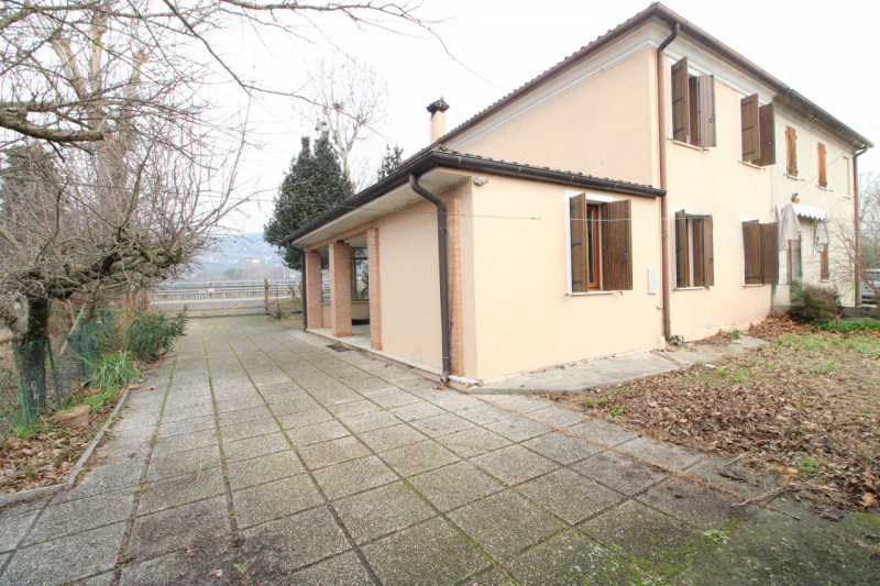 In zona limitrofa al centro, si propone porzione di bifamiliare con giardino esclusivo.
L'abitazi...