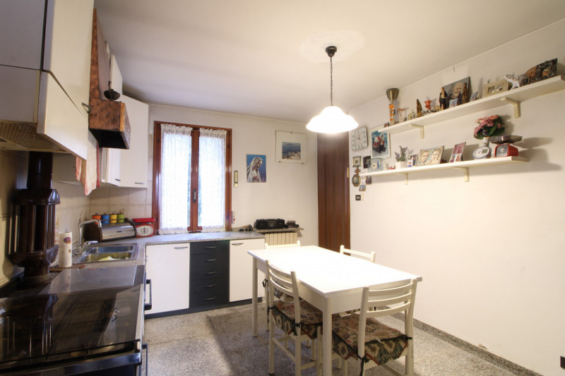 In zona limitrofa al centro, si propone porzione di bifamiliare con giardino esclusivo.
L'abitazi...