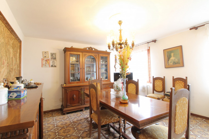 In zona limitrofa al centro, si propone porzione di bifamiliare con giardino esclusivo.
L'abitazi...