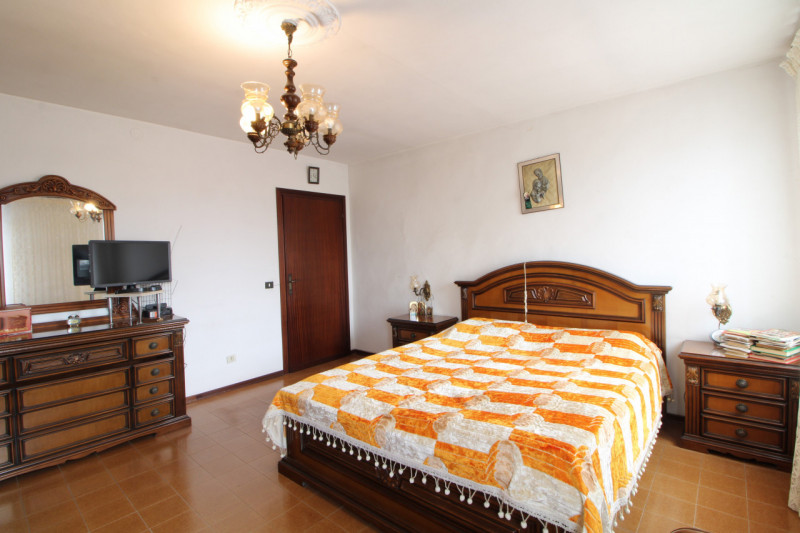 In zona limitrofa al centro, si propone porzione di bifamiliare con giardino esclusivo.
L'abitazi...