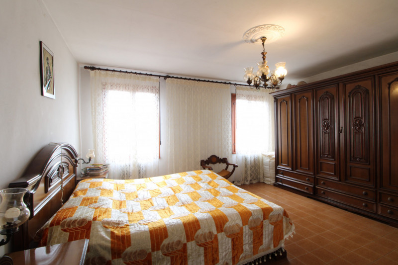 In zona limitrofa al centro, si propone porzione di bifamiliare con giardino esclusivo.
L'abitazi...