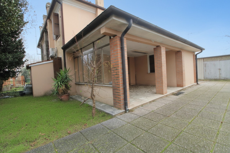 MONSELICE: presso il quartiere del Carmine, si propone porzione di bifamiliare con giardino esclu...