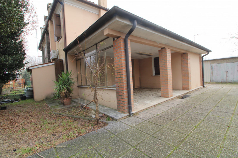 In zona limitrofa al centro, si propone porzione di bifamiliare con giardino esclusivo.
L'abitazi...