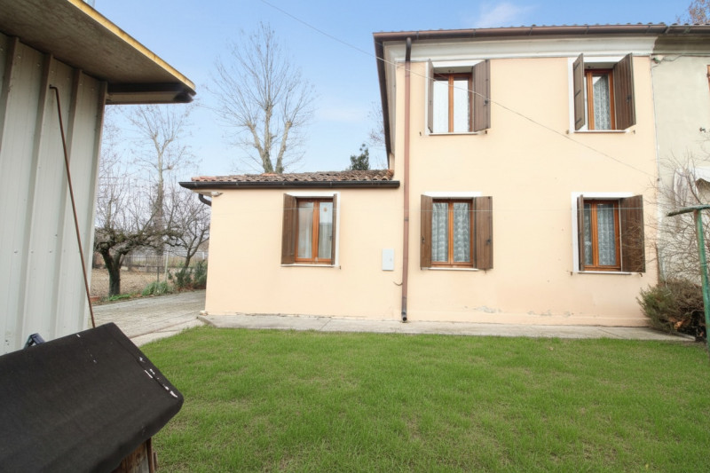 MONSELICE: presso il quartiere del Carmine, si propone porzione di bifamiliare con giardino esclu...