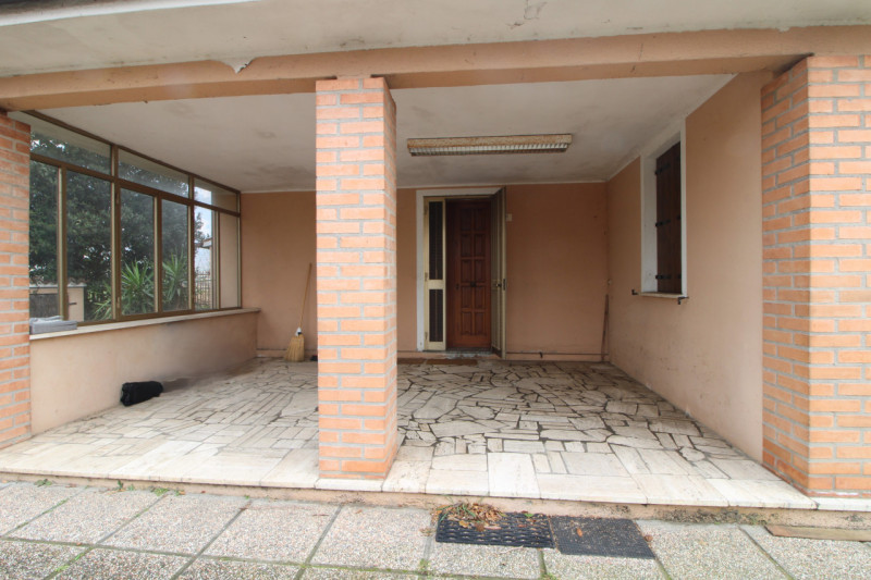 In zona limitrofa al centro, si propone porzione di bifamiliare con giardino esclusivo.
L'abitazi...