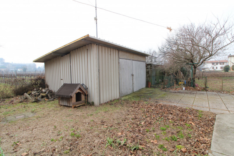 In zona limitrofa al centro, si propone porzione di bifamiliare con giardino esclusivo.
L'abitazi...
