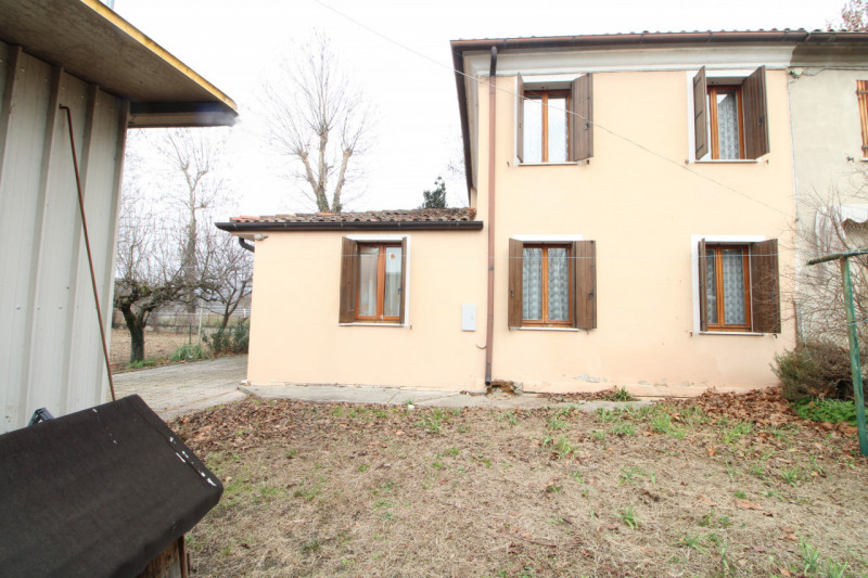 In zona limitrofa al centro, si propone porzione di bifamiliare con giardino esclusivo.
L'abitazi...