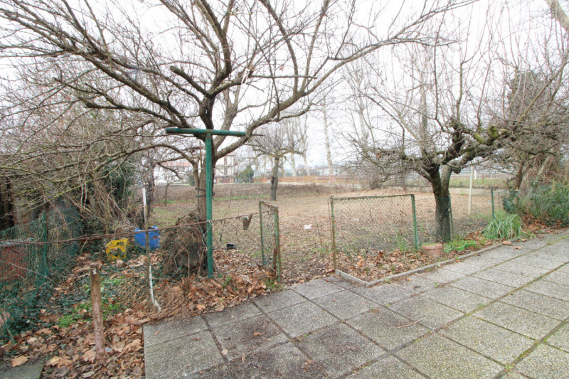 In zona limitrofa al centro, si propone porzione di bifamiliare con giardino esclusivo.
L'abitazi...