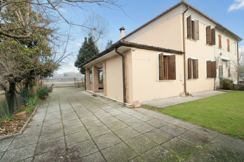 MONSELICE: presso il quartiere del Carmine, si propone porzione di bifamiliare con giardino esclu...