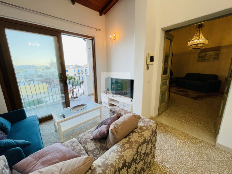 Nel cuore pulsante di Forio, proponiamo in vendita un incantevole appartamento trilocale situato ...