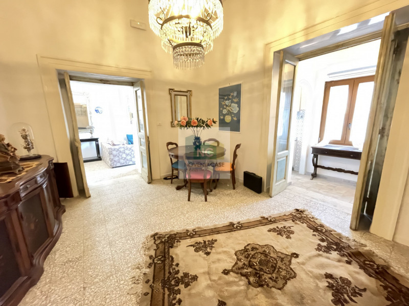 Nel cuore pulsante di Forio, proponiamo in vendita un incantevole appartamento trilocale situato ...