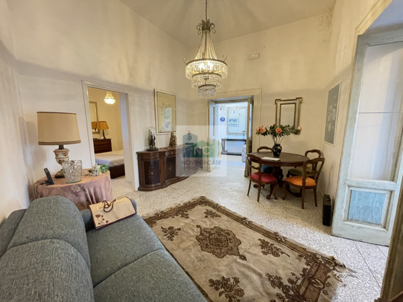 Nel cuore pulsante di Forio, proponiamo in vendita un incantevole appartamento trilocale situato ...