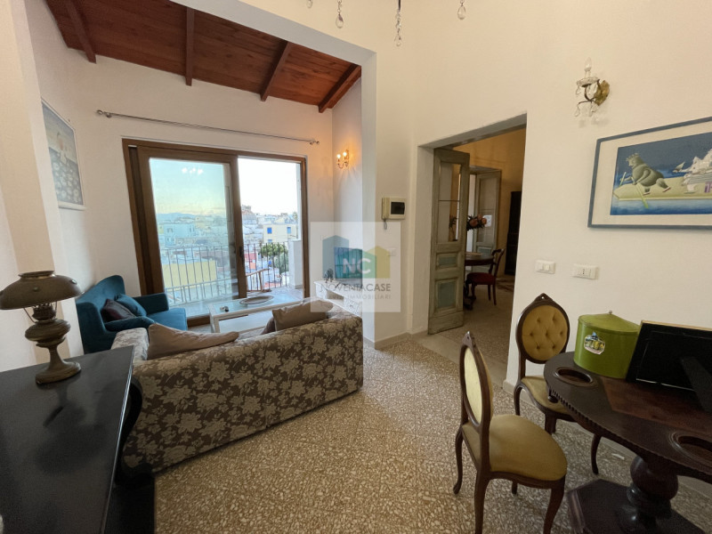 Nel cuore pulsante di Forio, proponiamo in vendita un incantevole appartamento trilocale situato ...