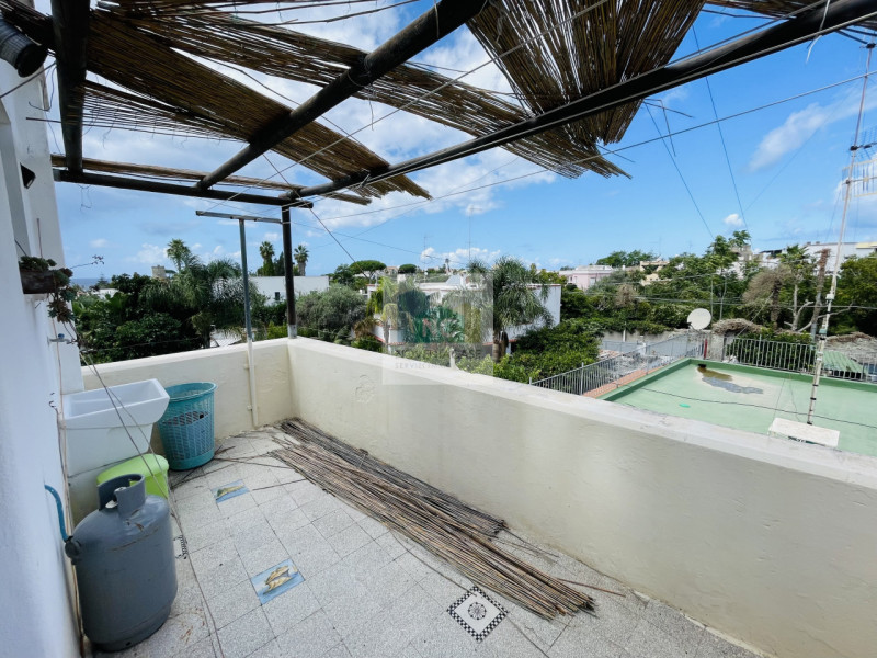 Forio, zona cierco interessante appartamento quadrilocale ,con una superficie di 85 mq e ingresso...