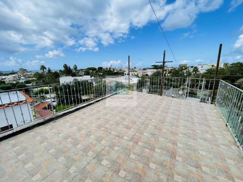 Forio, zona cierco interessante appartamento quadrilocale ,con una superficie di 85 mq e ingresso...