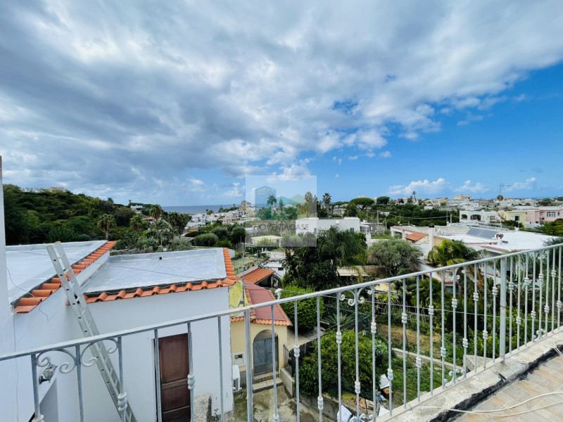 Forio, zona cierco interessante appartamento quadrilocale ,con una superficie di 85 mq e ingresso...