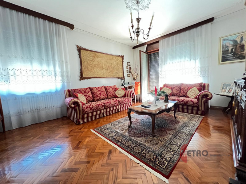 In una delle zone più comode e servite di Valdagno, precisamente in località Ponte dei Nori, prop...