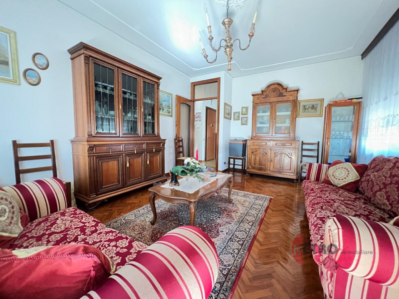 In una delle zone più comode e servite di Valdagno, precisamente in località Ponte dei Nori, prop...