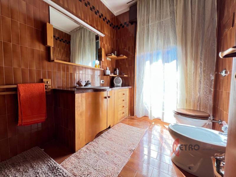 In una delle zone più comode e servite di Valdagno, precisamente in località Ponte dei Nori, prop...