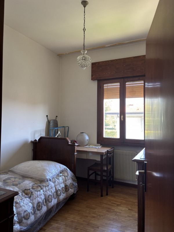 In zona Emisfero a Vittorio Veneto, proponiamo una casa singola formata da due appartamenti dalle...