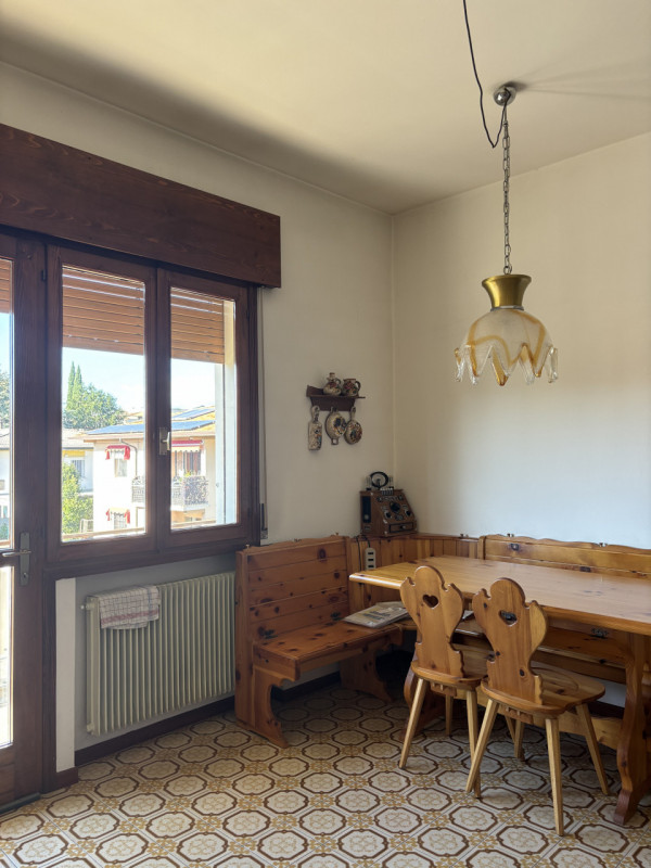 In zona Emisfero a Vittorio Veneto, proponiamo una casa singola formata da due appartamenti dalle...