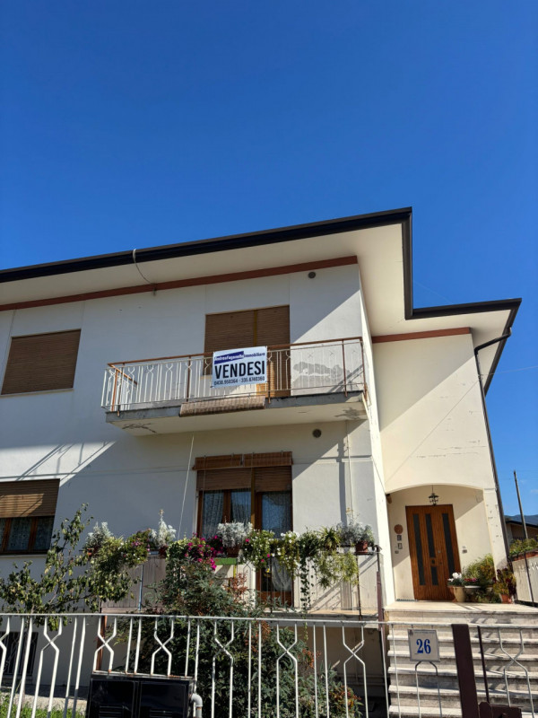 In zona Emisfero a Vittorio Veneto, proponiamo una casa singola formata da due appartamenti dalle...