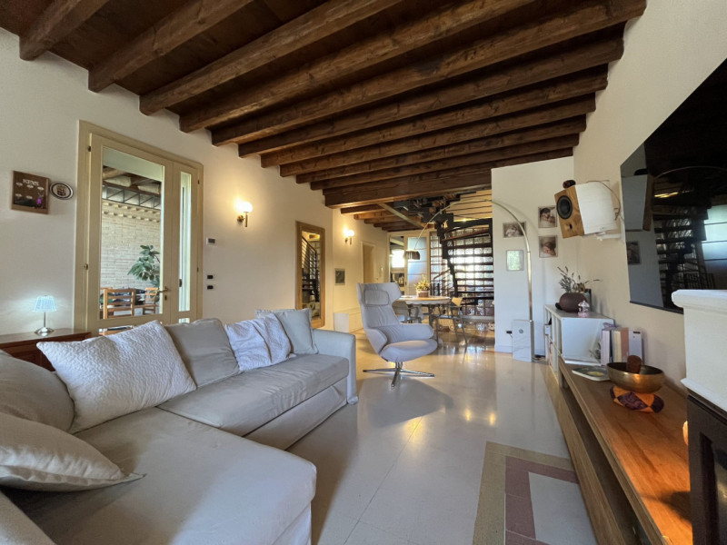 Nel cuore verdeggiante di Tencarola, nel comune di Selvazzano Dentro, proponiamo in vendita una r...