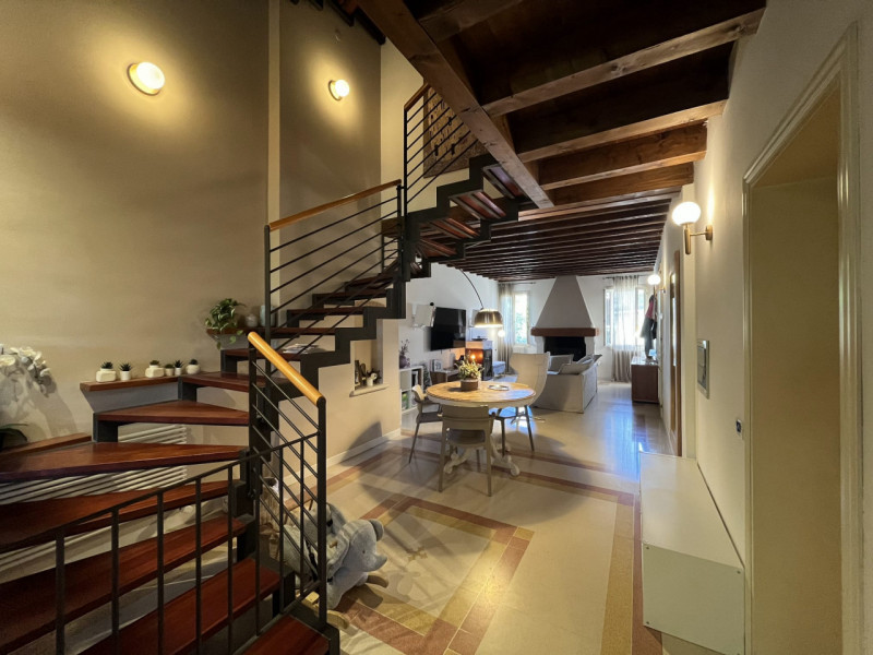 Nel cuore verdeggiante di Tencarola, nel comune di Selvazzano Dentro, proponiamo in vendita una r...