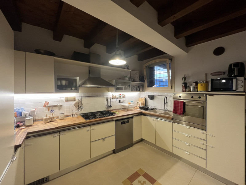 Nel cuore verdeggiante di Tencarola, nel comune di Selvazzano Dentro, proponiamo in vendita una r...