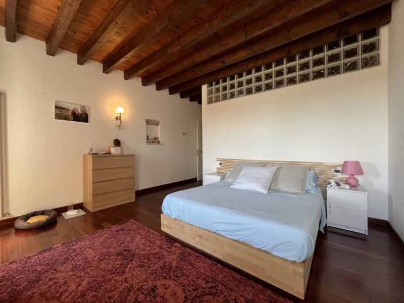 Nel cuore verdeggiante di Tencarola, nel comune di Selvazzano Dentro, proponiamo in vendita una r...