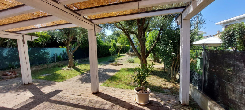 Nel cuore verdeggiante di Tencarola, nel comune di Selvazzano Dentro, proponiamo in vendita una r...