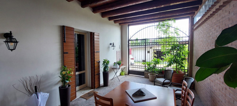 Nel cuore verdeggiante di Tencarola, nel comune di Selvazzano Dentro, proponiamo in vendita una r...