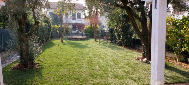 Nel cuore verde e residenziale di Tencarola, nel comune di Selvazzano Dentro, proponiamo in vendi...