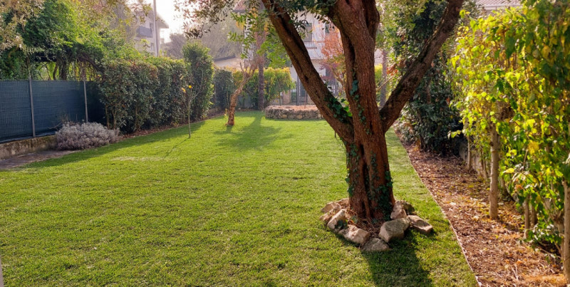 Nel cuore verde e residenziale di Tencarola, nel comune di Selvazzano Dentro, proponiamo in vendi...