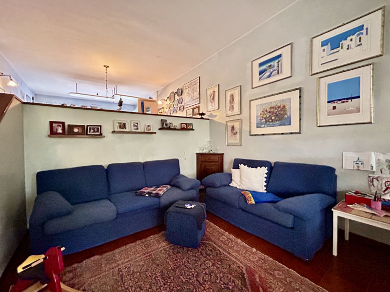 Proponiamo in vendita bellissima casa a schiera porzione centrale vicina a tutti i principali ser...