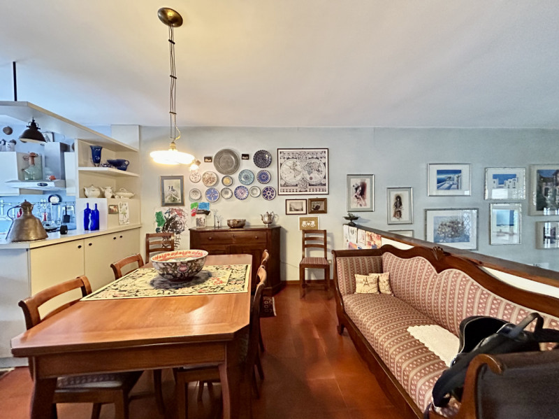 Proponiamo in vendita bellissima casa a schiera porzione centrale vicina a tutti i principali ser...