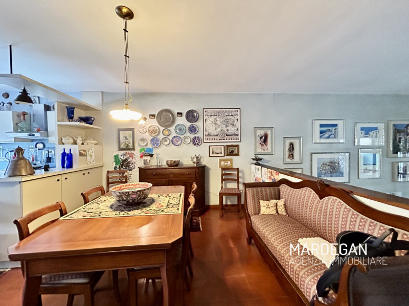 Proponiamo in vendita bellissima casa a schiera porzione centrale vicina a tutti i principali ser...