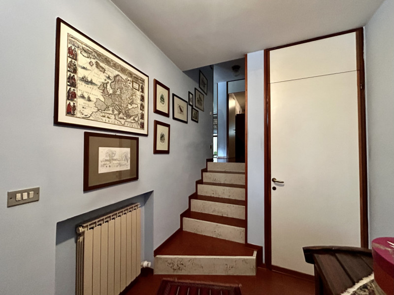 Proponiamo in vendita bellissima casa a schiera porzione centrale vicina a tutti i principali ser...