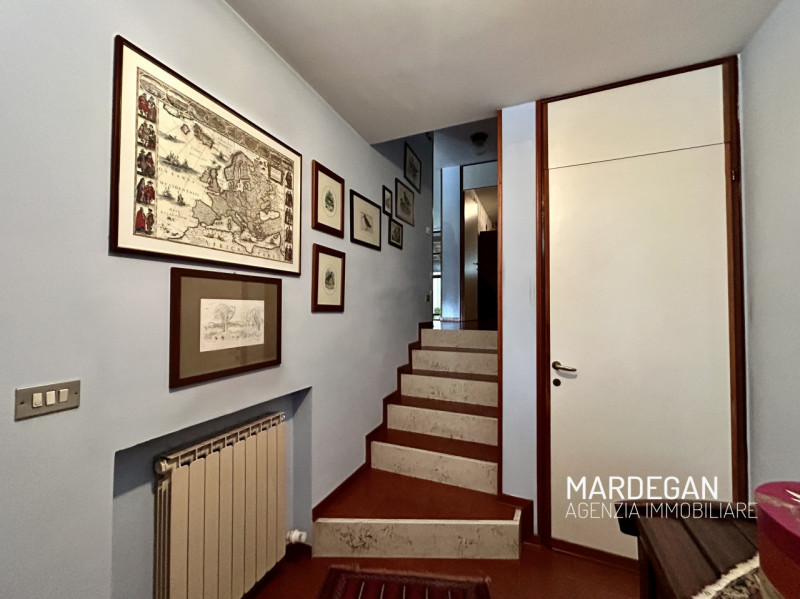 Proponiamo in vendita bellissima casa a schiera porzione centrale vicina a tutti i principali ser...