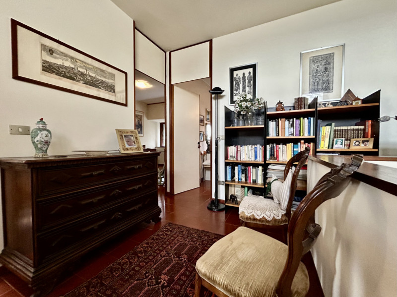 Proponiamo in vendita bellissima casa a schiera porzione centrale vicina a tutti i principali ser...