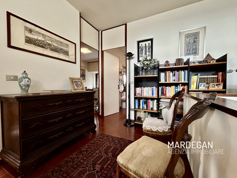 Proponiamo in vendita bellissima casa a schiera porzione centrale vicina a tutti i principali ser...