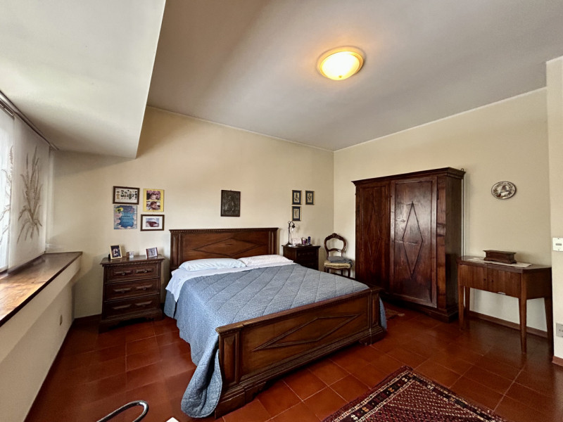 Proponiamo in vendita bellissima casa a schiera porzione centrale vicina a tutti i principali ser...