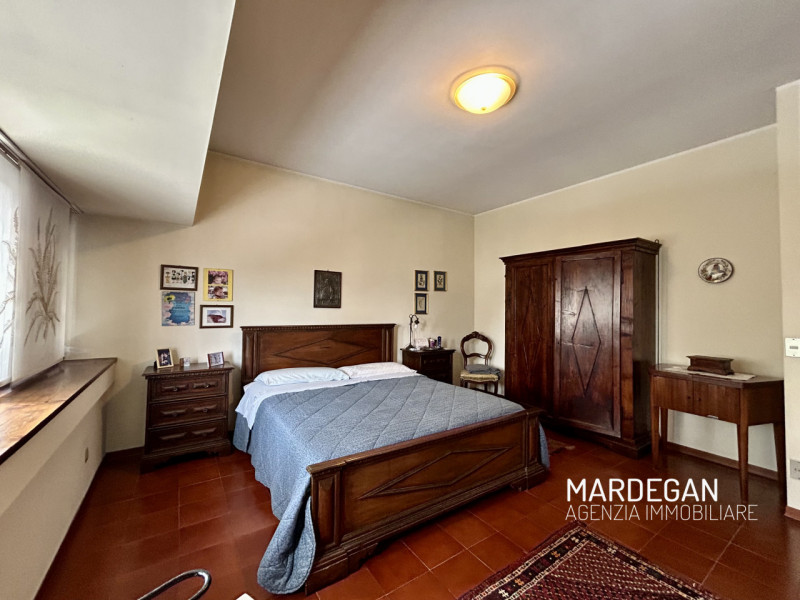 Proponiamo in vendita bellissima casa a schiera porzione centrale vicina a tutti i principali ser...