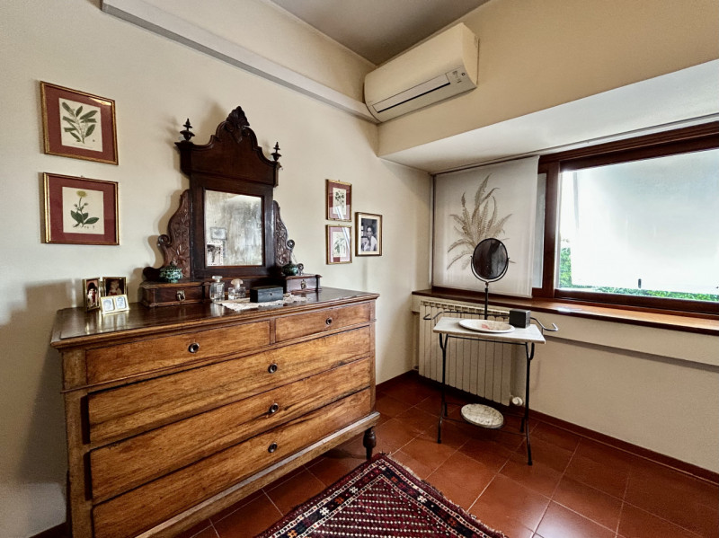 Proponiamo in vendita bellissima casa a schiera porzione centrale vicina a tutti i principali ser...