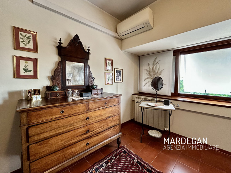 Proponiamo in vendita bellissima casa a schiera porzione centrale vicina a tutti i principali ser...