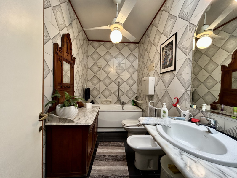 Proponiamo in vendita bellissima casa a schiera porzione centrale vicina a tutti i principali ser...